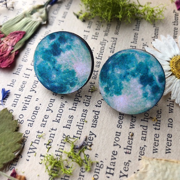 Full moon wooden stud earrings🌙 - Picture 4 of 5
